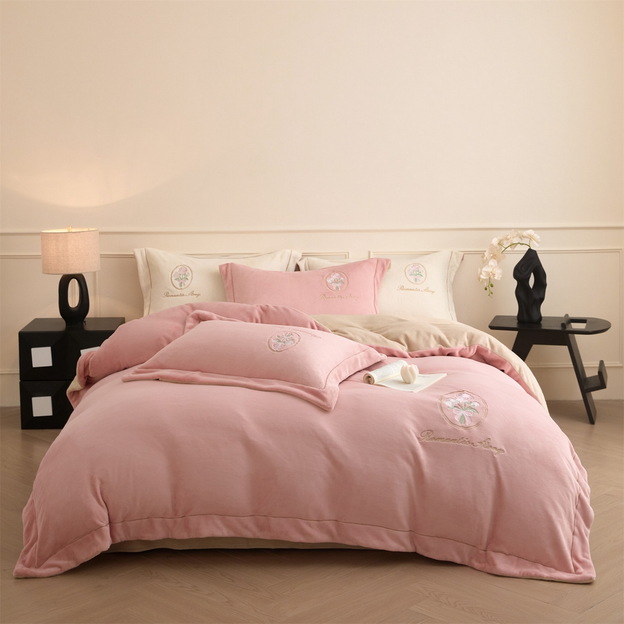 91家纺网 家纺一手货源 找家纺 梦幻之城 2025新款牛奶绒系列四件套-沁雅 沁雅-橙意粉+香槟色