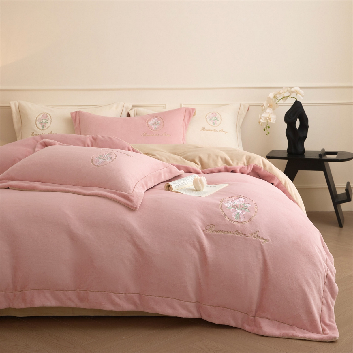 91家纺网 家纺一手货源 找家纺 梦幻之城 2025新款牛奶绒系列四件套-沁雅 沁雅-橙意粉+香槟色