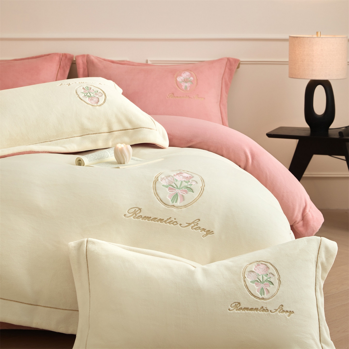 91家纺网 家纺一手货源 找家纺 梦幻之城 2025新款牛奶绒系列四件套-沁雅 沁雅-奶白+橙意粉