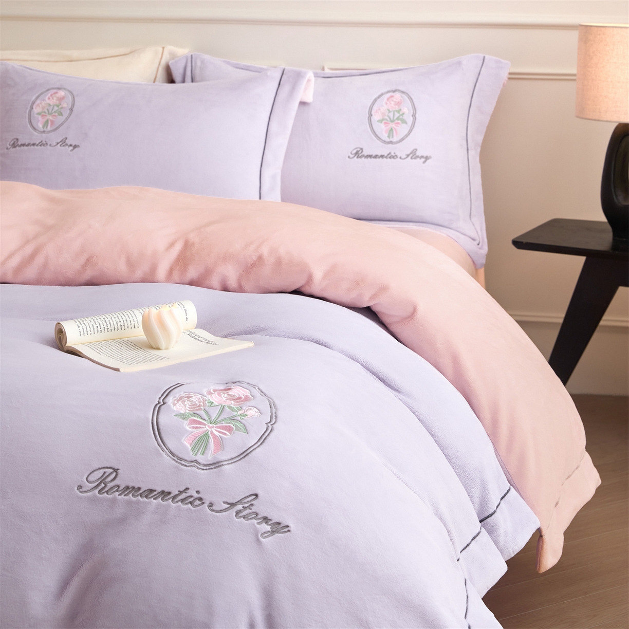 91家纺网 家纺一手货源 找家纺 梦幻之城 2025新款牛奶绒系列四件套-沁雅 沁雅-丁香紫+靓粉