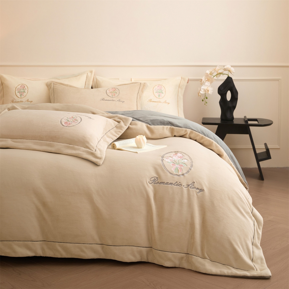 91家纺网 家纺一手货源 找家纺 梦幻之城 2025新款牛奶绒系列四件套-沁雅 沁雅-香槟色+经典灰