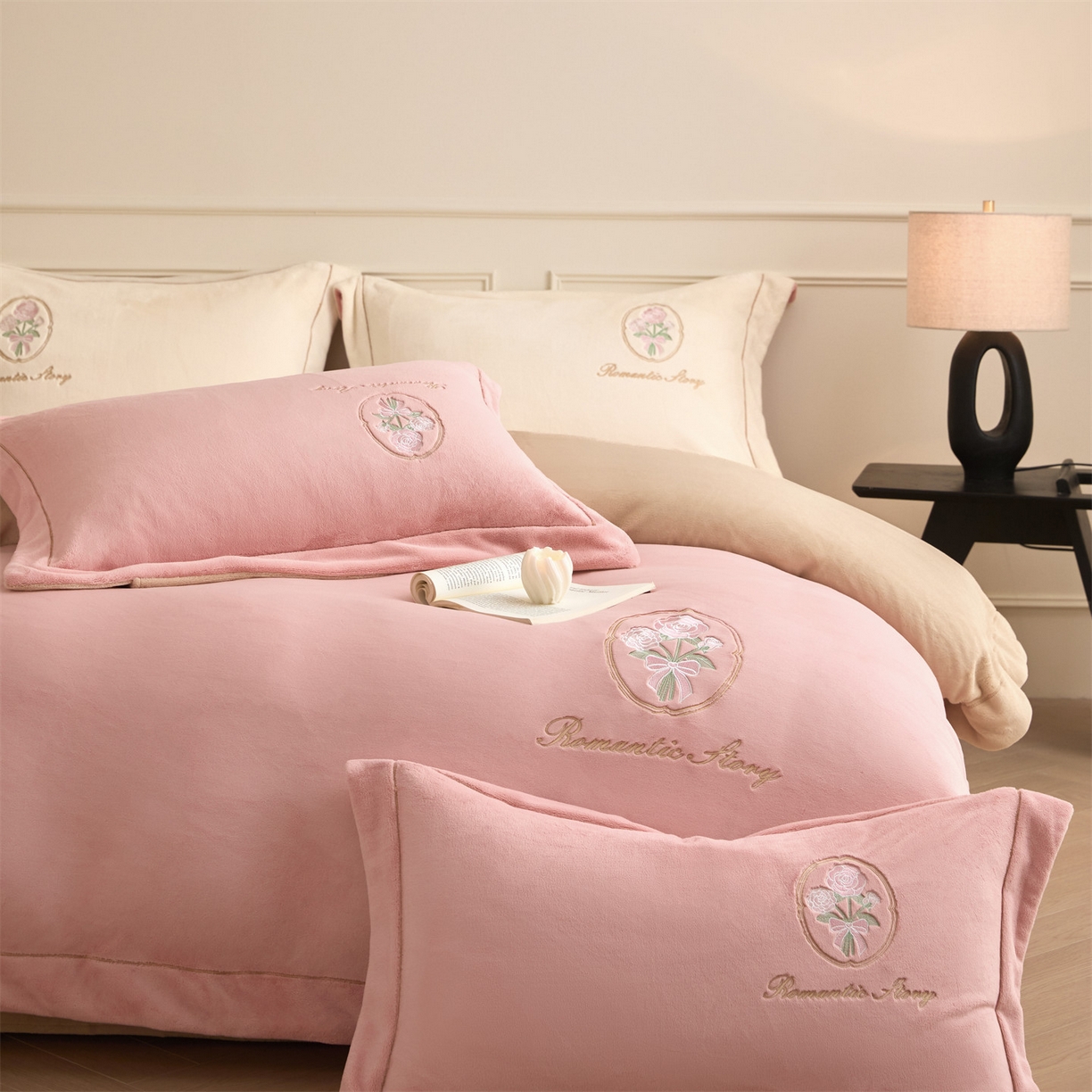 91家纺网 家纺一手货源 找家纺 梦幻之城 2025新款牛奶绒系列四件套-沁雅 沁雅-橙意粉+香槟色