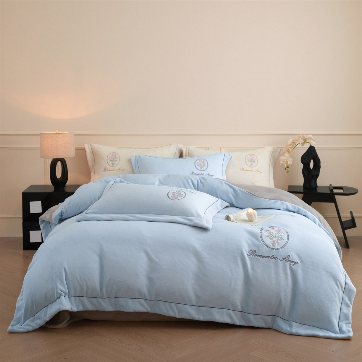 91家纺网 家纺一手货源 找家纺 梦幻之城 2025新款牛奶绒系列四件套-沁雅 沁雅-天空蓝+香草灰