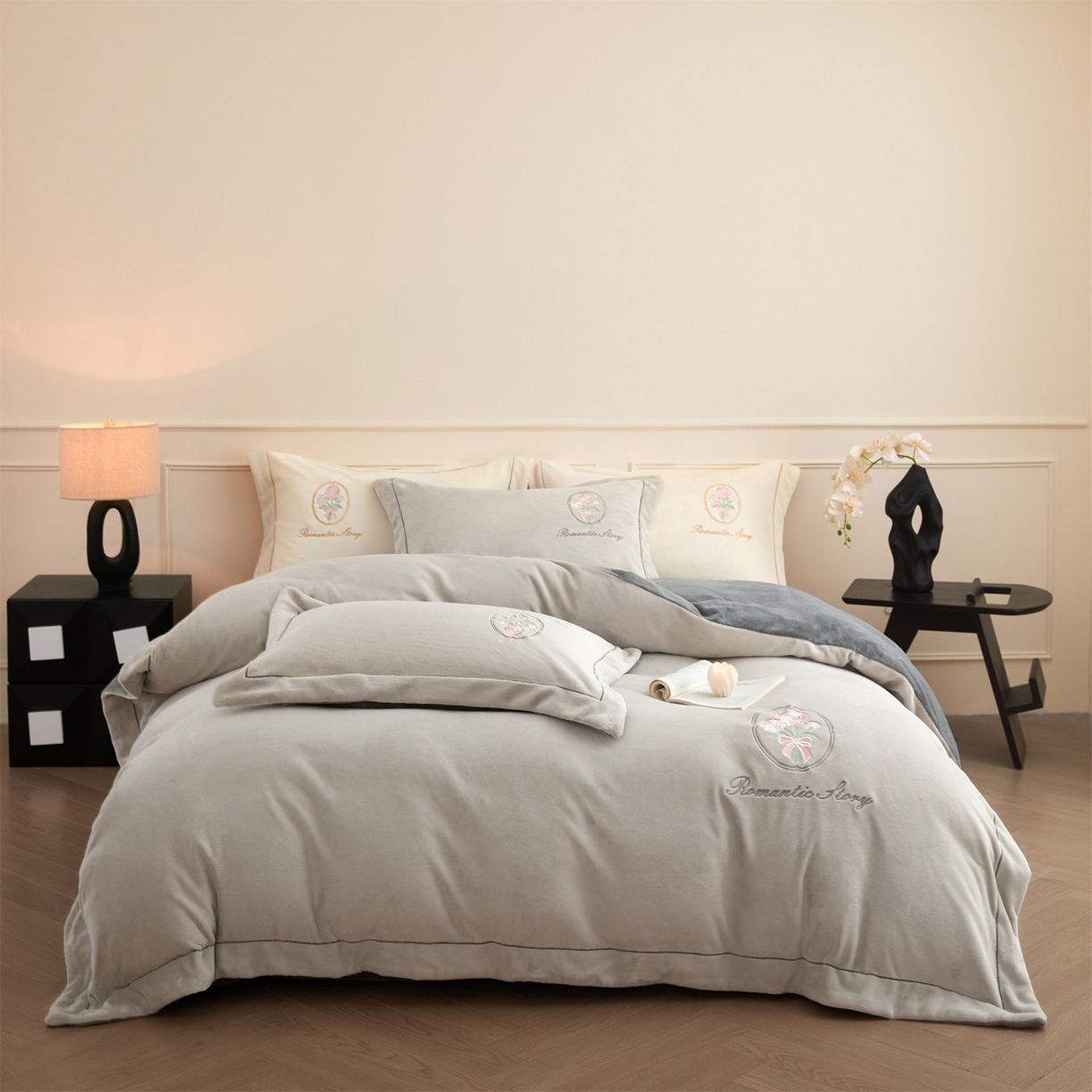 91家纺网 家纺一手货源 找家纺 梦幻之城 2025新款牛奶绒系列四件套-沁雅 沁雅-香草灰+经典灰
