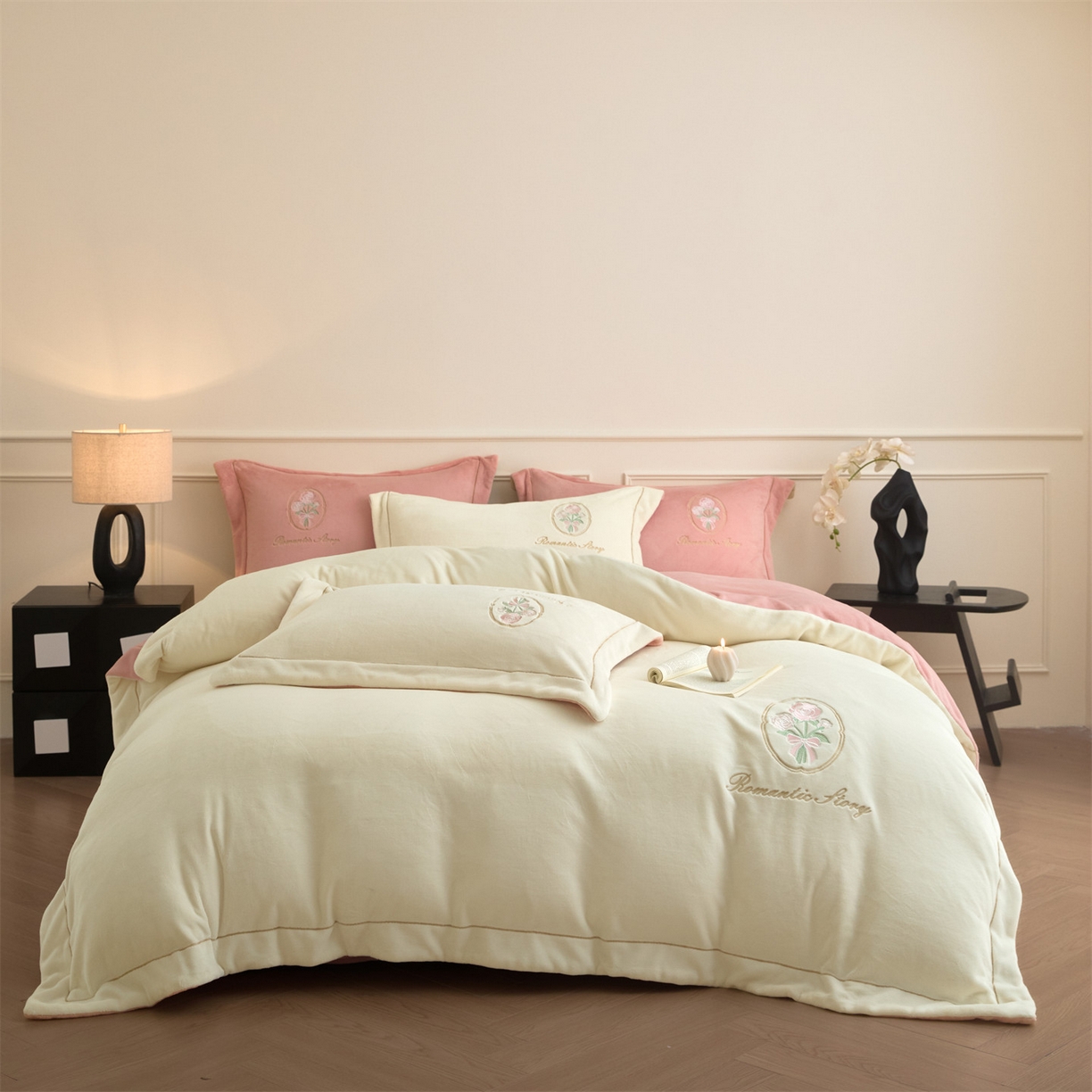 91家纺网 家纺一手货源 找家纺 梦幻之城 2025新款牛奶绒系列四件套-沁雅 沁雅-奶白+橙意粉