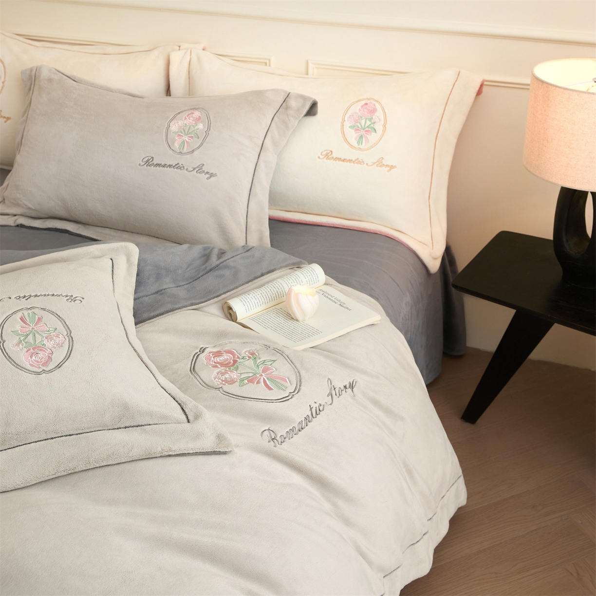 91家纺网 家纺一手货源 找家纺 梦幻之城 2025新款牛奶绒系列四件套-沁雅 沁雅-香草灰+经典灰