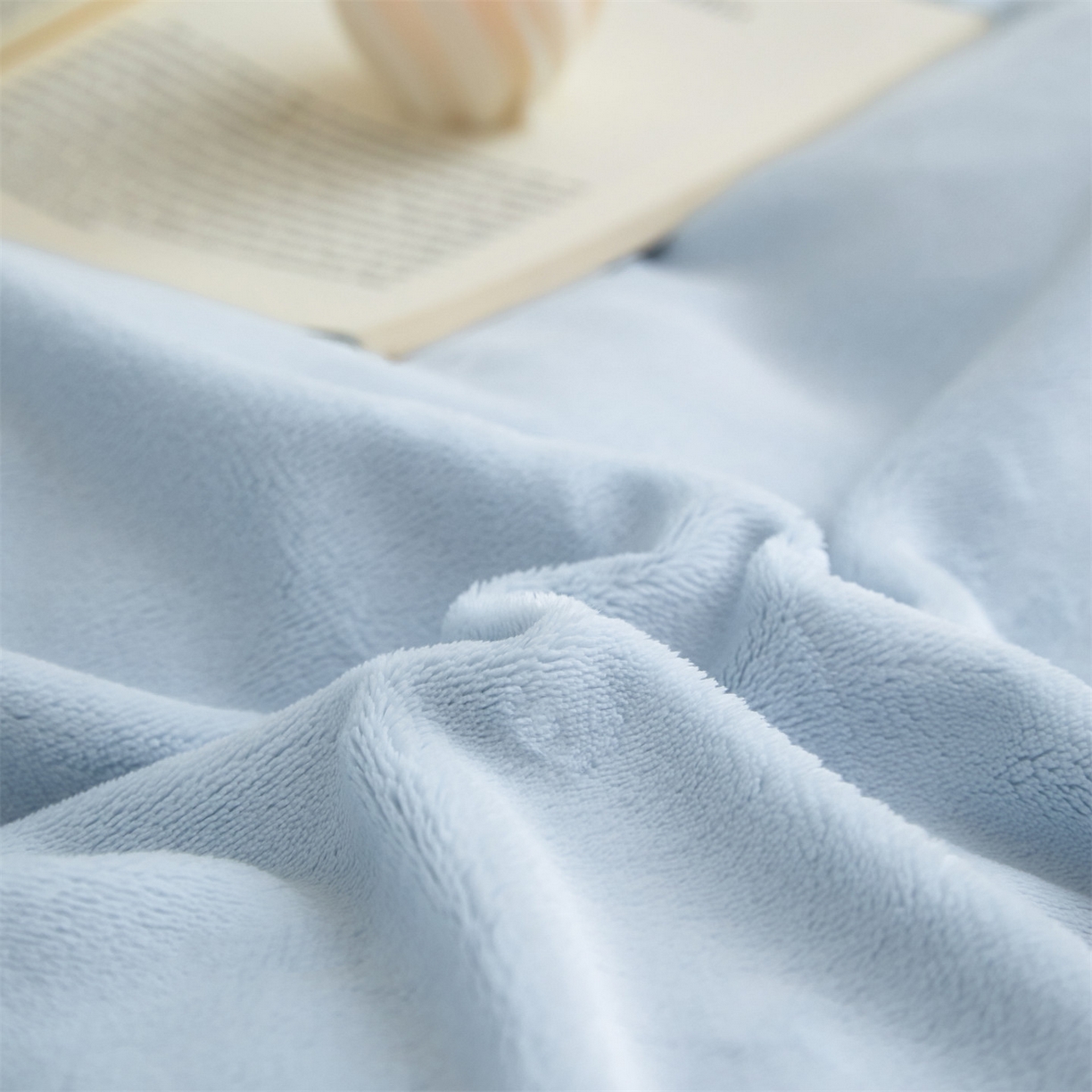 91家纺网 家纺一手货源 找家纺 梦幻之城 2025新款牛奶绒系列四件套-沁雅 沁雅-天空蓝+香草灰