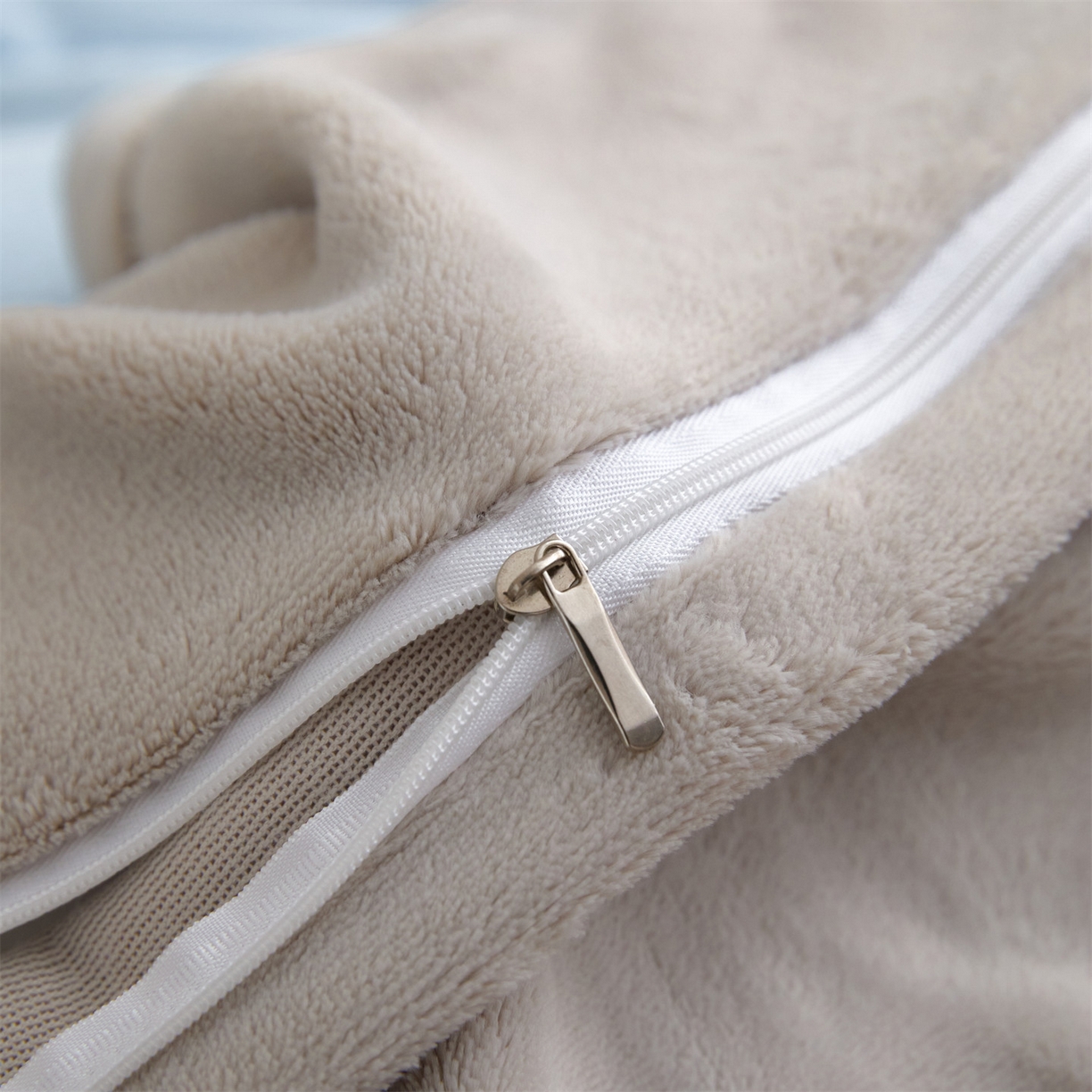 91家纺网 家纺一手货源 找家纺 梦幻之城 2025新款牛奶绒系列四件套-沁雅 沁雅-天空蓝+香草灰