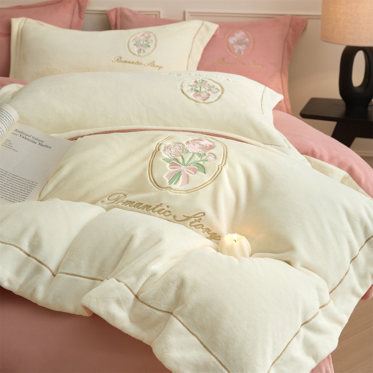 91家纺网 家纺一手货源 找家纺 梦幻之城 2025新款牛奶绒系列四件套-沁雅 沁雅-奶白+橙意粉