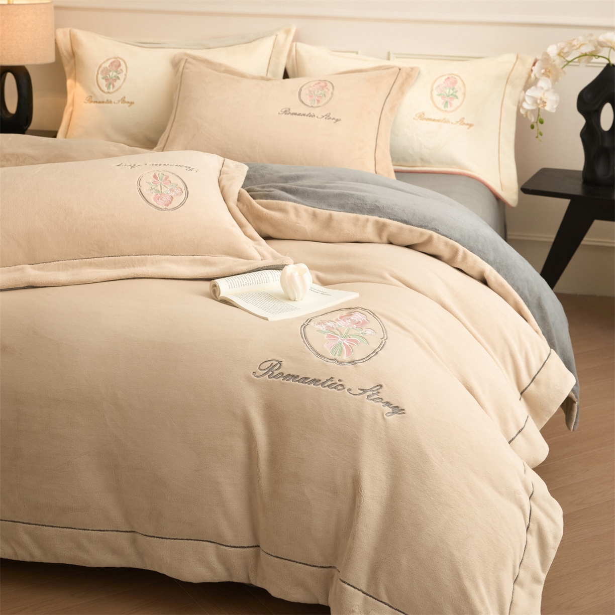 91家纺网 家纺一手货源 找家纺 梦幻之城 2025新款牛奶绒系列四件套-沁雅 沁雅-香槟色+经典灰