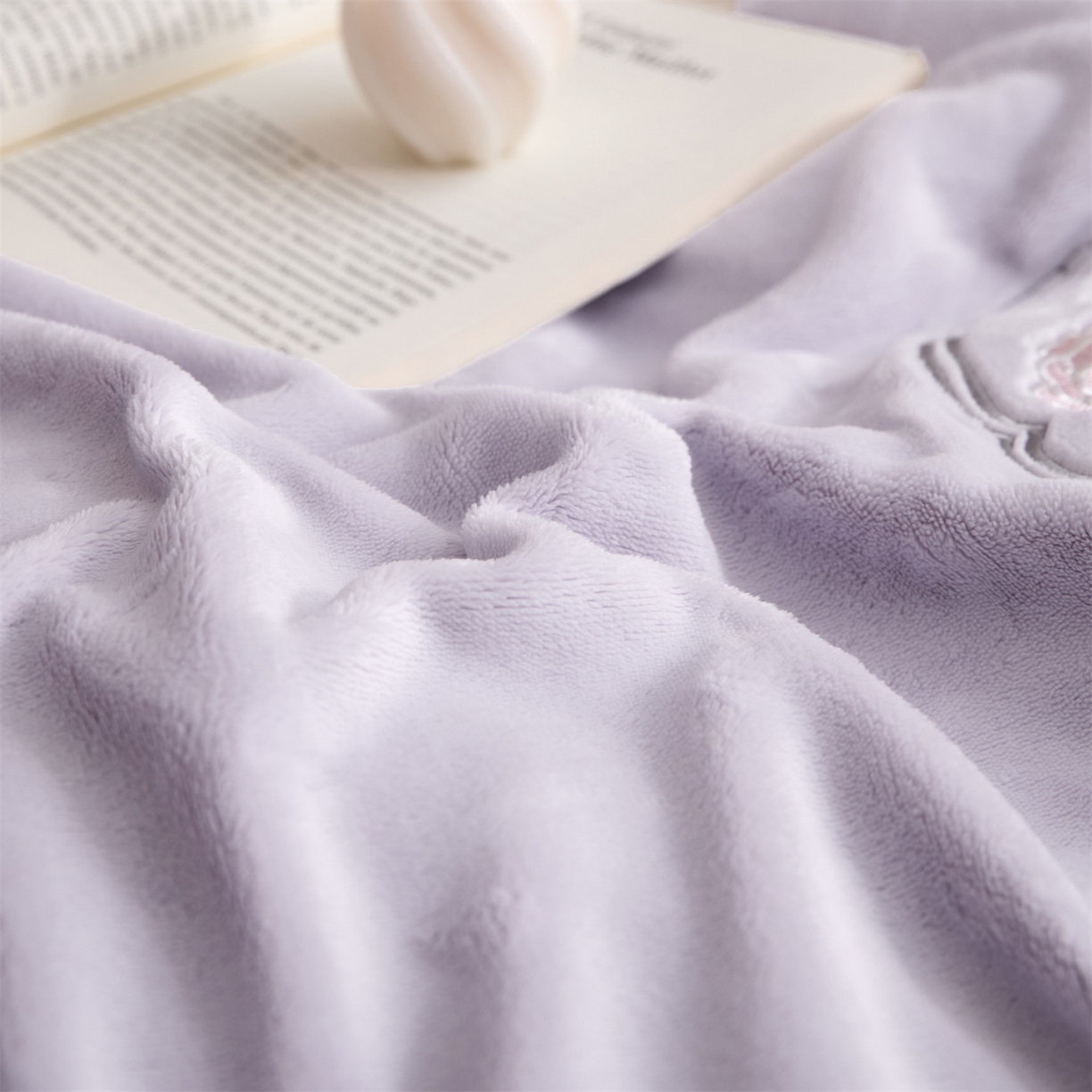 91家纺网 家纺一手货源 找家纺 梦幻之城 2025新款牛奶绒系列四件套-沁雅 沁雅-丁香紫+靓粉