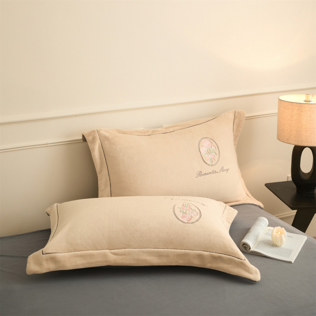 91家纺网 家纺一手货源 找家纺 梦幻之城 2025新款牛奶绒系列四件套-沁雅 沁雅-香槟色+经典灰