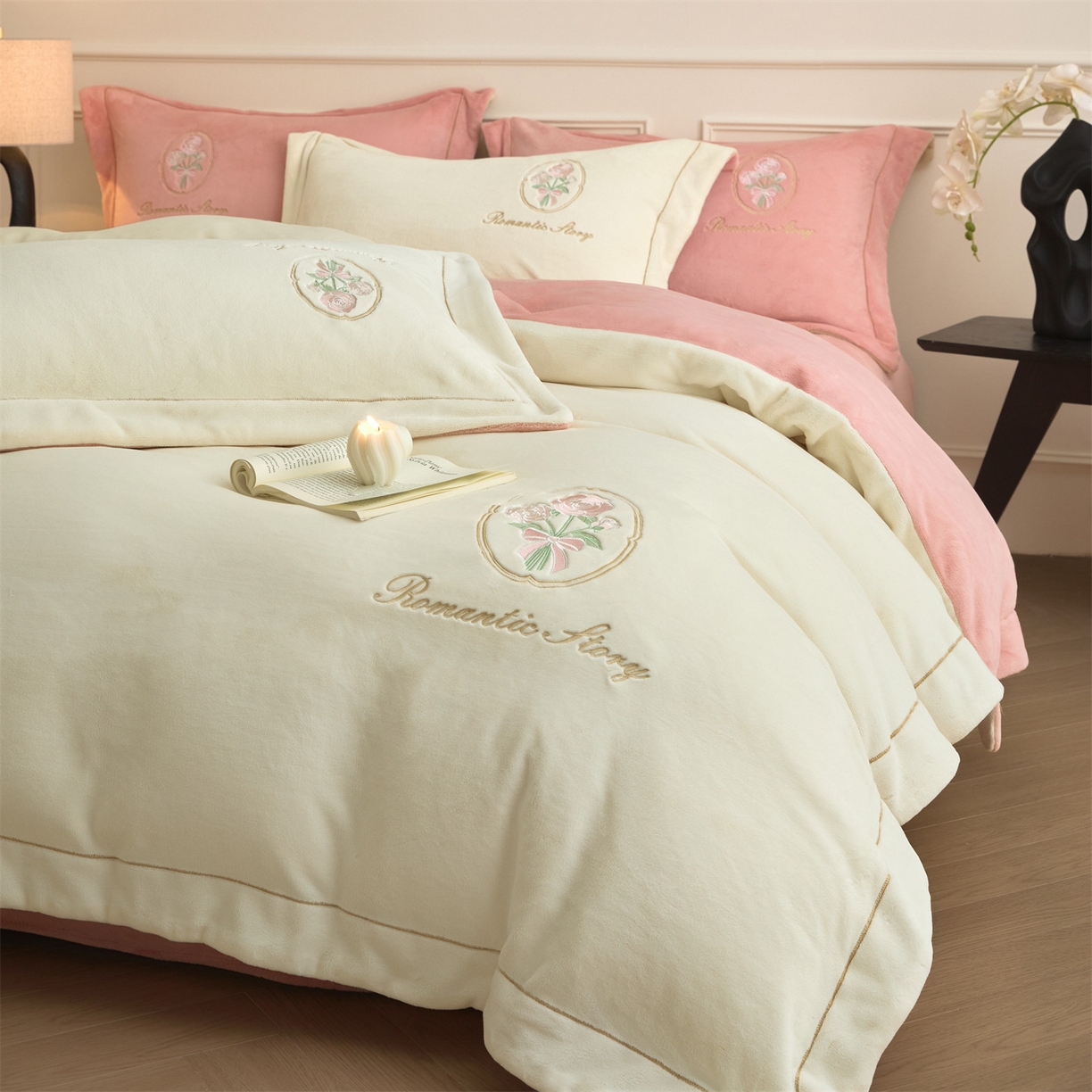 91家纺网 家纺一手货源 找家纺 梦幻之城 2025新款牛奶绒系列四件套-沁雅 沁雅-奶白+橙意粉