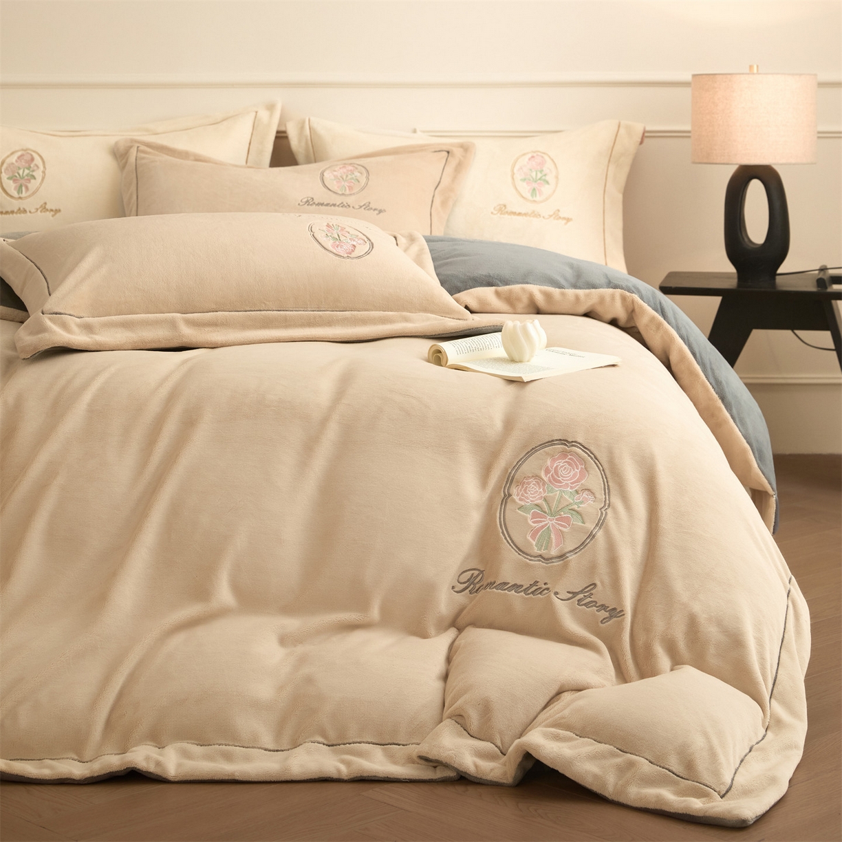 91家纺网 家纺一手货源 找家纺 梦幻之城 2025新款牛奶绒系列四件套-沁雅 沁雅-香槟色+经典灰