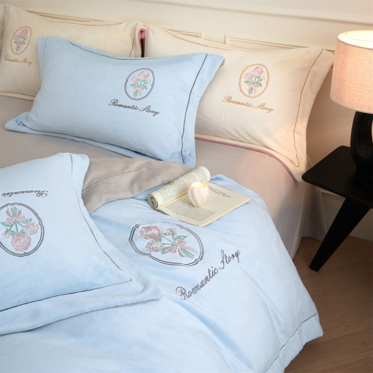 91家纺网 家纺一手货源 找家纺 梦幻之城 2025新款牛奶绒系列四件套-沁雅 沁雅-天空蓝+香草灰