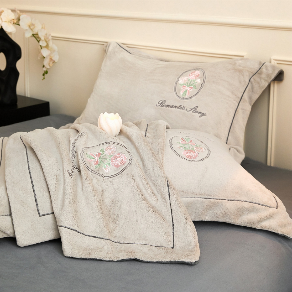 91家纺网 家纺一手货源 找家纺 梦幻之城 2025新款牛奶绒系列四件套-沁雅 沁雅-香草灰+经典灰