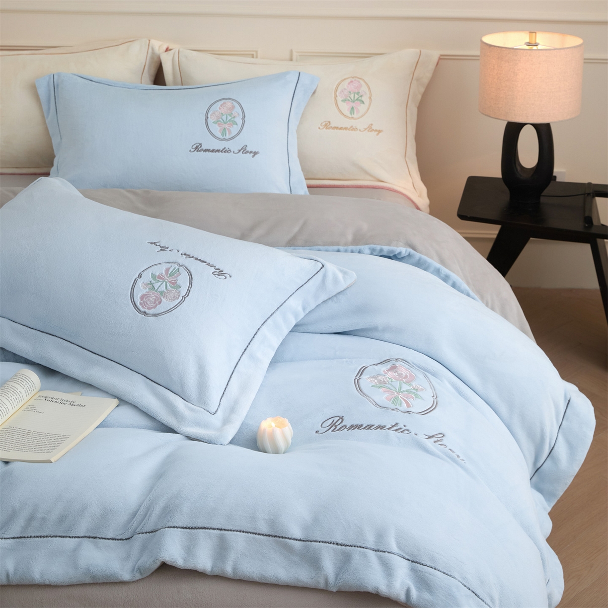 91家纺网 家纺一手货源 找家纺 梦幻之城 2025新款牛奶绒系列四件套-沁雅 沁雅-天空蓝+香草灰