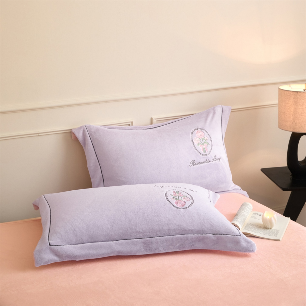 91家纺网 家纺一手货源 找家纺 梦幻之城 2025新款牛奶绒系列四件套-沁雅 沁雅-丁香紫+靓粉