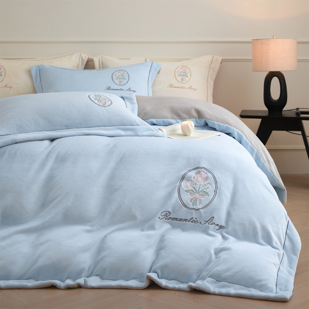 91家纺网 家纺一手货源 找家纺 梦幻之城 2025新款牛奶绒系列四件套-沁雅 沁雅-天空蓝+香草灰