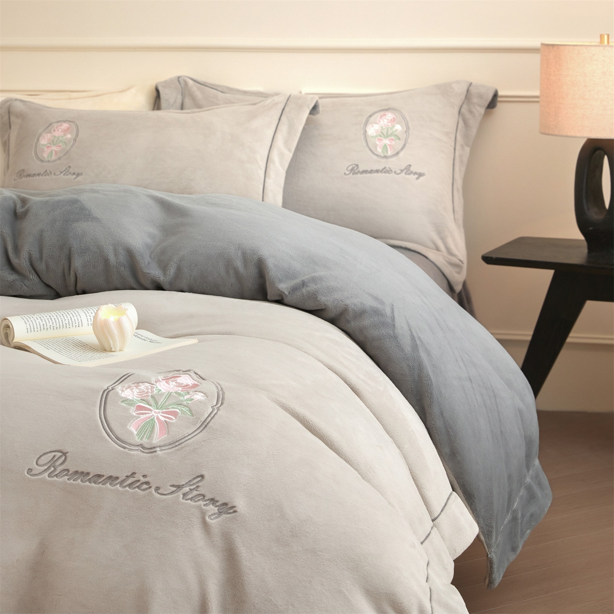 91家纺网 家纺一手货源 找家纺 梦幻之城 2025新款牛奶绒系列四件套-沁雅 沁雅-香草灰+经典灰