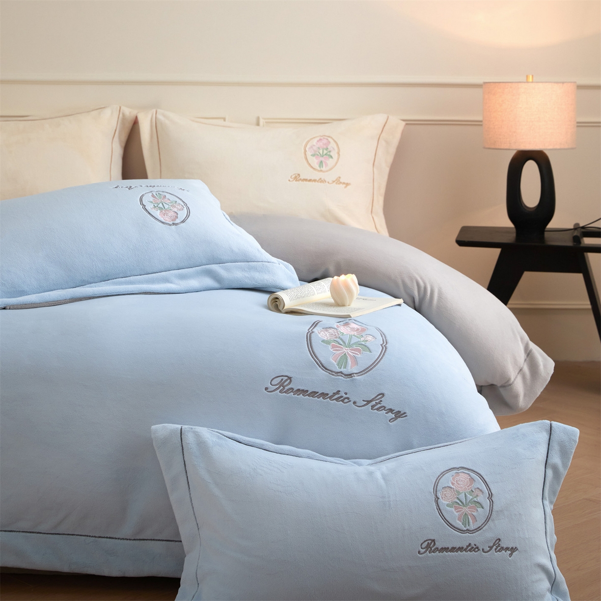 91家纺网 家纺一手货源 找家纺 梦幻之城 2025新款牛奶绒系列四件套-沁雅 沁雅-天空蓝+香草灰