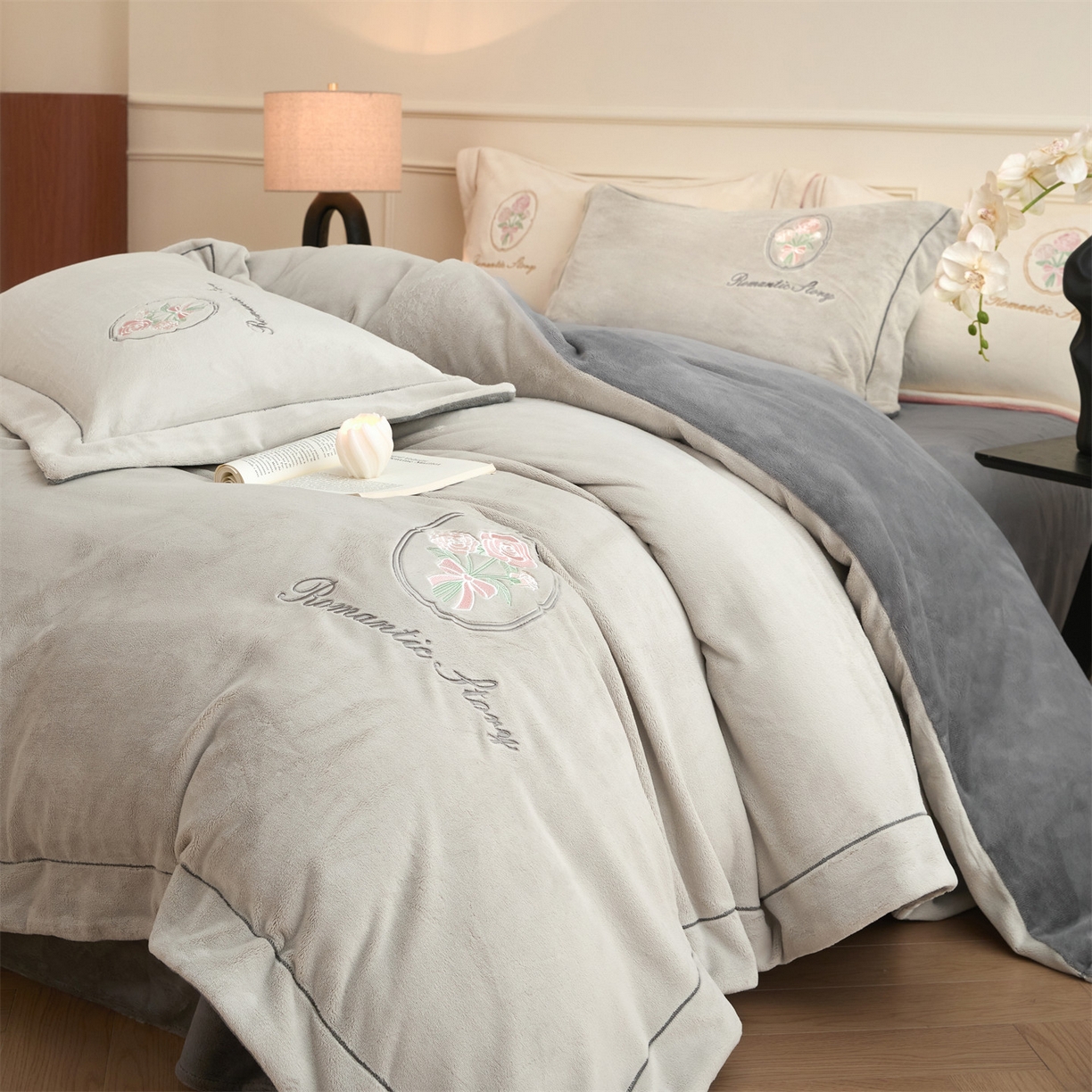 91家纺网 家纺一手货源 找家纺 梦幻之城 2025新款牛奶绒系列四件套-沁雅 沁雅-香草灰+经典灰