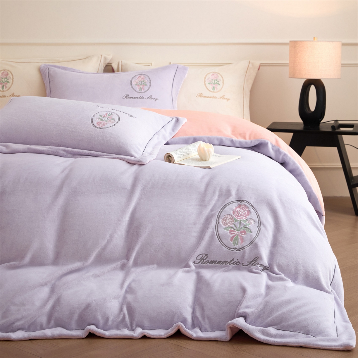 91家纺网 家纺一手货源 找家纺 梦幻之城 2025新款牛奶绒系列四件套-沁雅 沁雅-丁香紫+靓粉