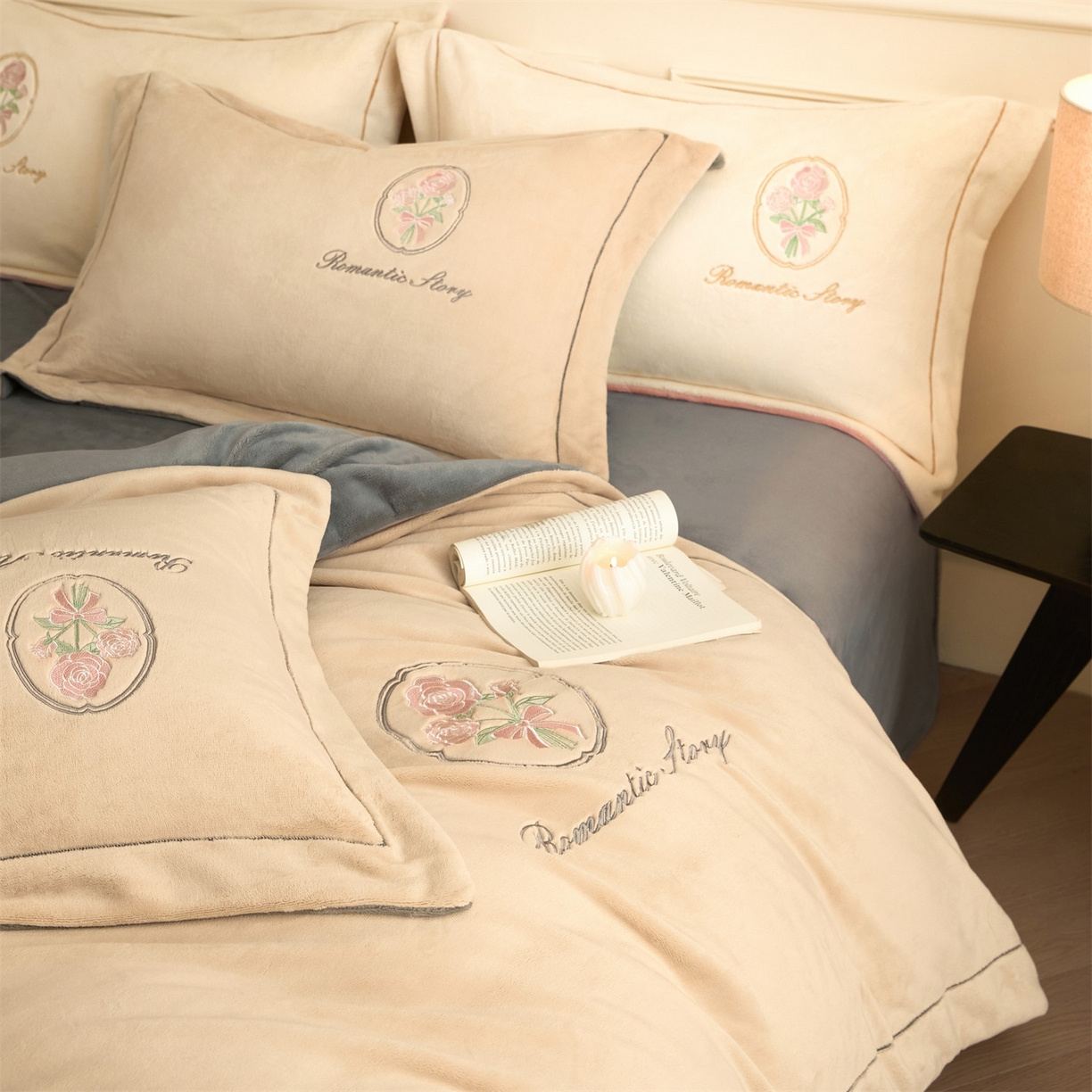 91家纺网 家纺一手货源 找家纺 梦幻之城 2025新款牛奶绒系列四件套-沁雅 沁雅-香槟色+经典灰