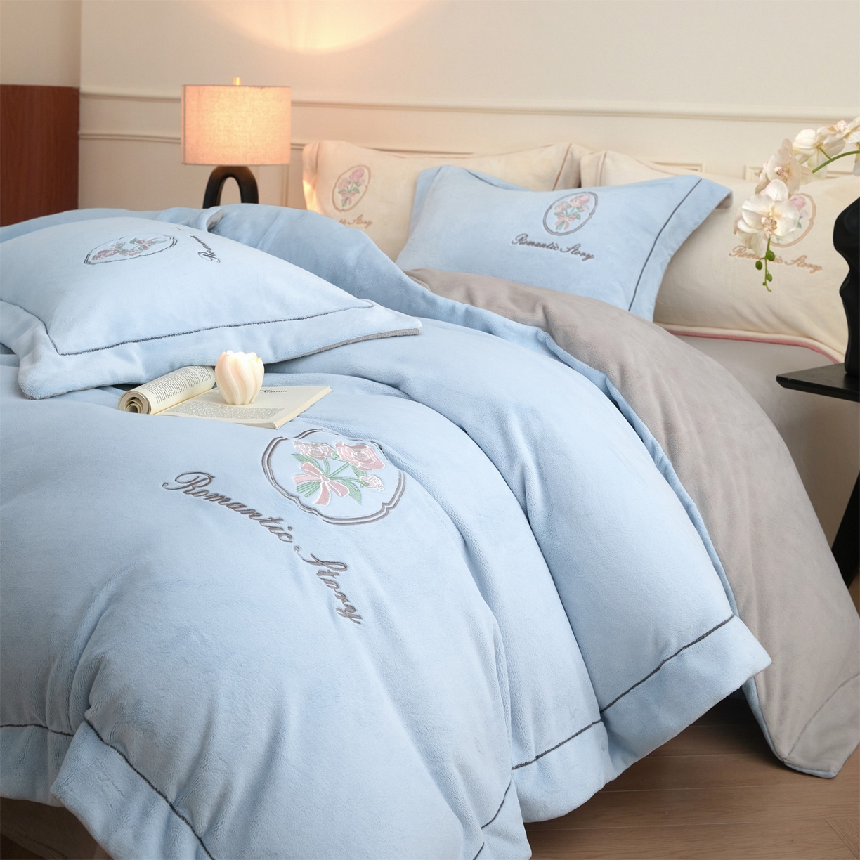 91家纺网 家纺一手货源 找家纺 梦幻之城 2025新款牛奶绒系列四件套-沁雅 沁雅-天空蓝+香草灰