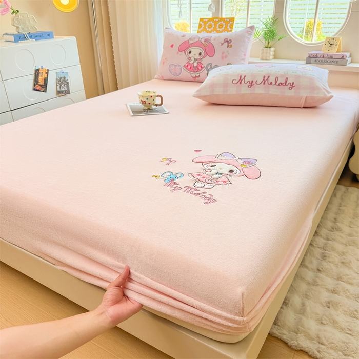 91家纺网 家纺一手货源 找家纺 雯豆家纺 正版授权IP纯色贴布绣牛奶绒床笠三件套加厚卡通床垫保护套 美乐蒂