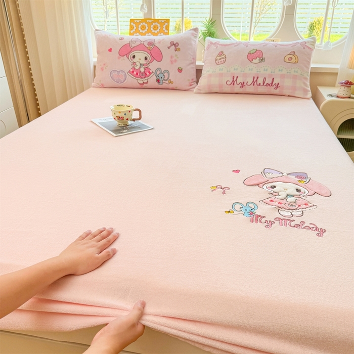 91家纺网 家纺一手货源 找家纺 雯豆家纺 正版授权IP纯色贴布绣牛奶绒床笠三件套加厚卡通床垫保护套 美乐蒂