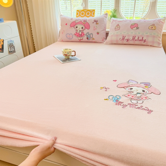 91家纺网 家纺一手货源 找家纺 雯豆家纺 正版授权IP纯色贴布绣牛奶绒床笠三件套加厚卡通床垫保护套 美乐蒂
