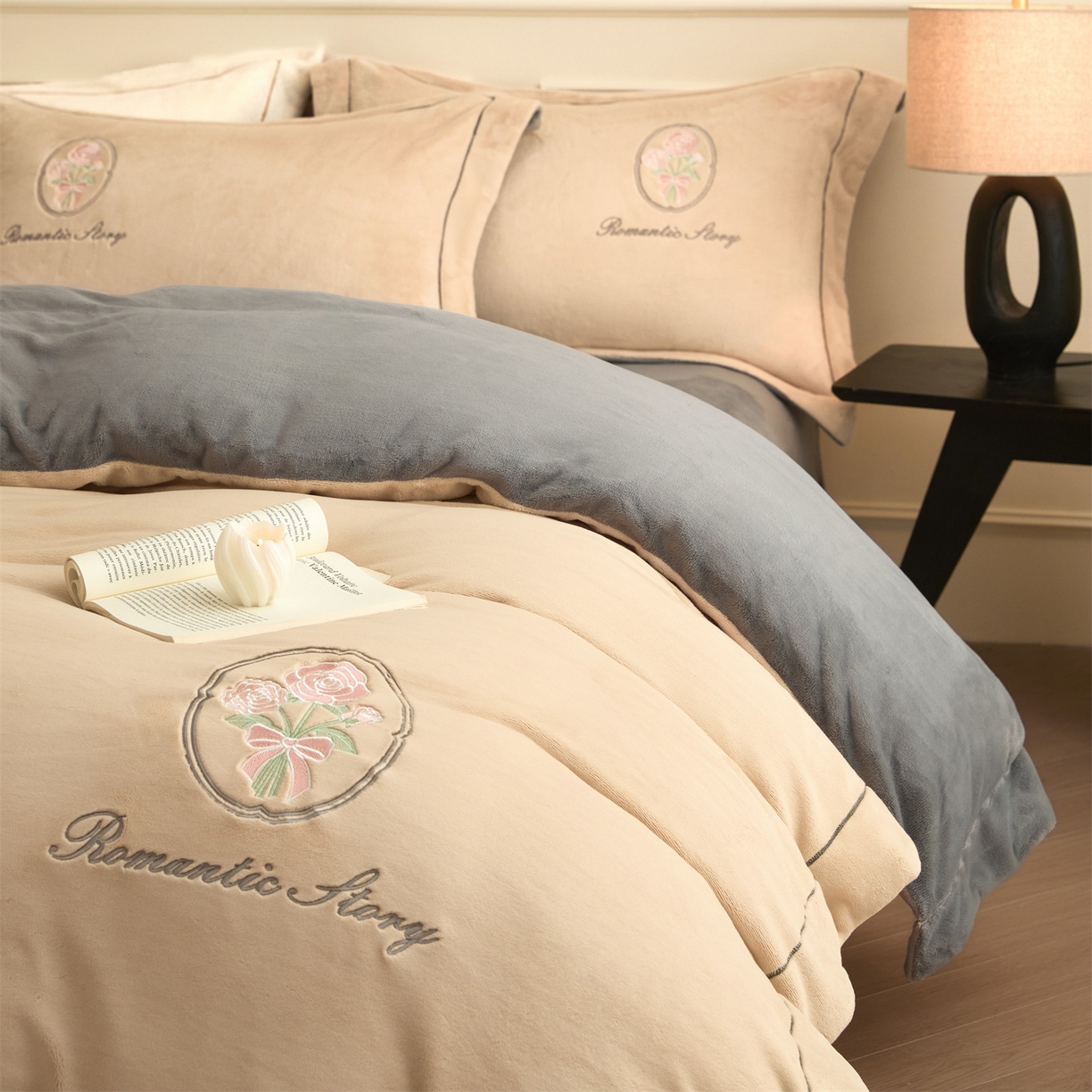 91家纺网 家纺一手货源 找家纺 梦幻之城 2025新款牛奶绒系列四件套-沁雅 沁雅-香槟色+经典灰