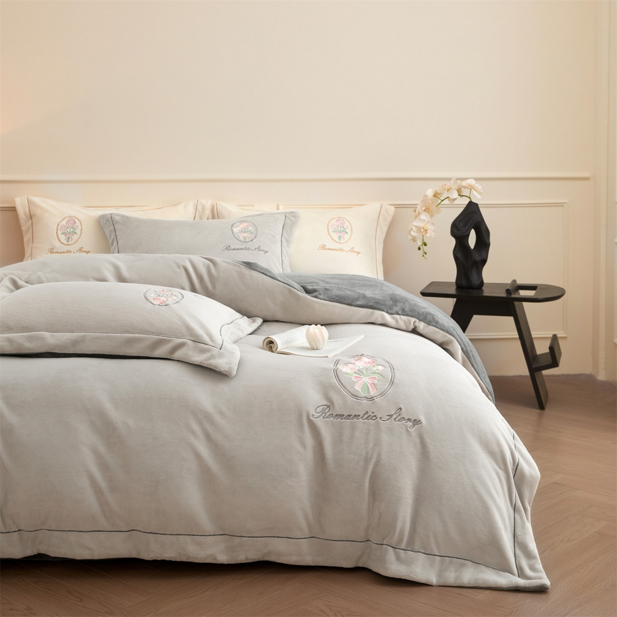 91家纺网 家纺一手货源 找家纺 梦幻之城 2025新款牛奶绒系列四件套-沁雅 沁雅-香草灰+经典灰