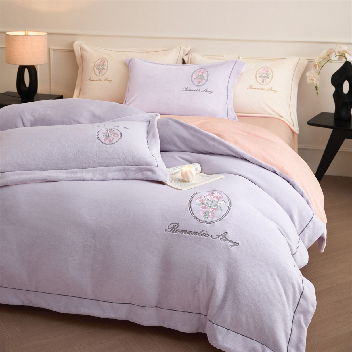 91家纺网 家纺一手货源 找家纺 梦幻之城 2025新款牛奶绒系列四件套-沁雅 沁雅-丁香紫+靓粉