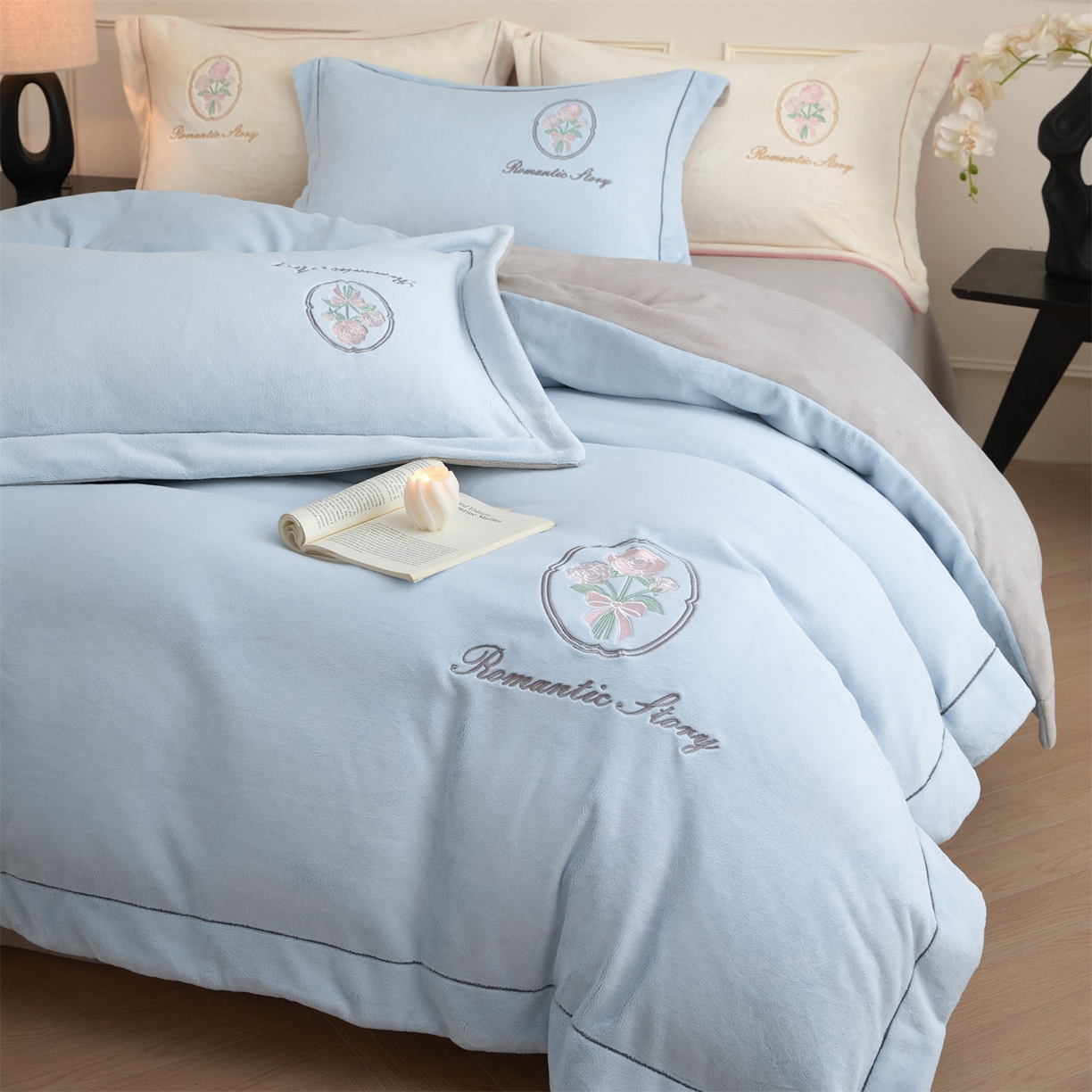 91家纺网 家纺一手货源 找家纺 梦幻之城 2025新款牛奶绒系列四件套-沁雅 沁雅-天空蓝+香草灰