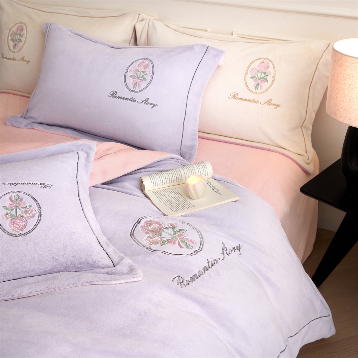 91家纺网 家纺一手货源 找家纺 梦幻之城 2025新款牛奶绒系列四件套-沁雅 沁雅-丁香紫+靓粉