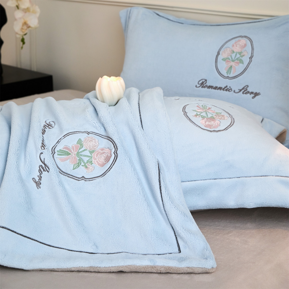 91家纺网 家纺一手货源 找家纺 梦幻之城 2025新款牛奶绒系列四件套-沁雅 沁雅-天空蓝+香草灰