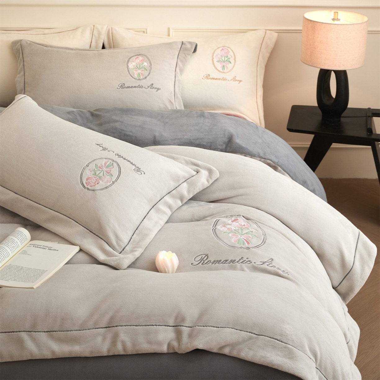 91家纺网 家纺一手货源 找家纺 梦幻之城 2025新款牛奶绒系列四件套-沁雅 沁雅-香草灰+经典灰