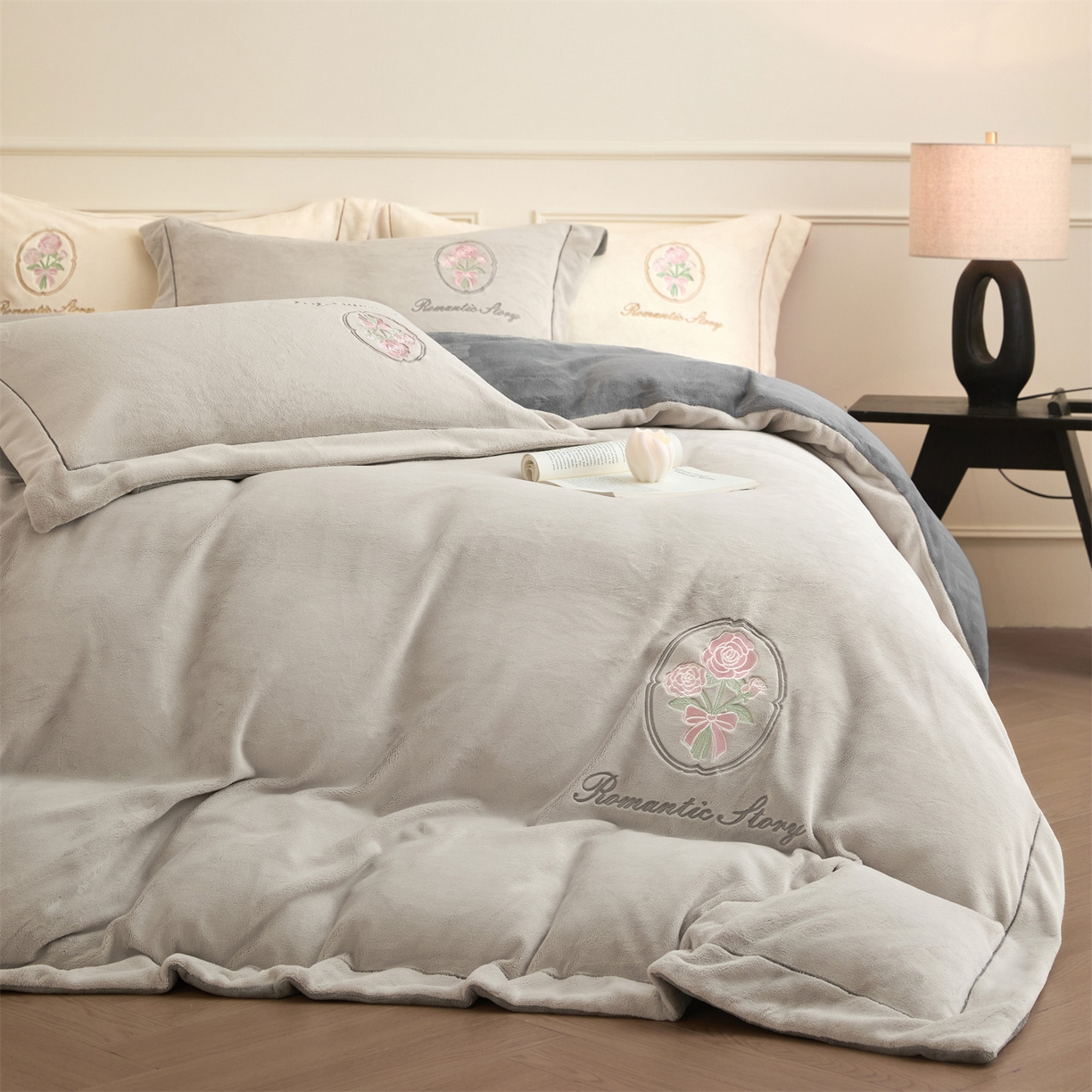 91家纺网 家纺一手货源 找家纺 梦幻之城 2025新款牛奶绒系列四件套-沁雅 沁雅-香草灰+经典灰