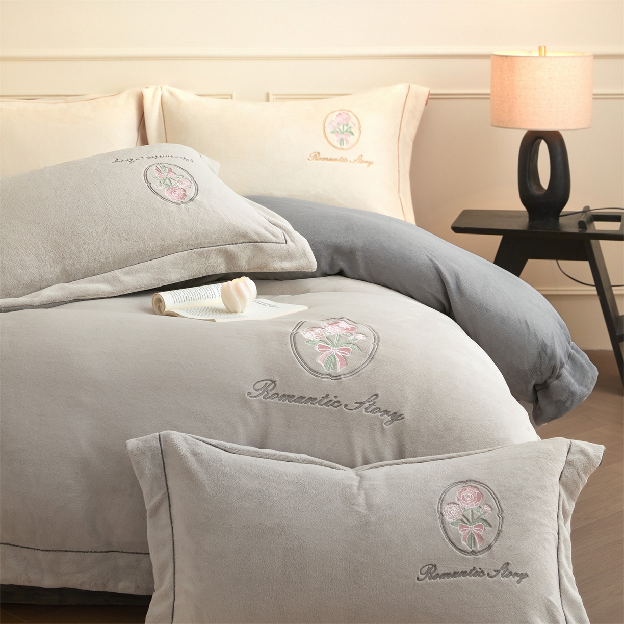 91家纺网 家纺一手货源 找家纺 梦幻之城 2025新款牛奶绒系列四件套-沁雅 沁雅-香草灰+经典灰