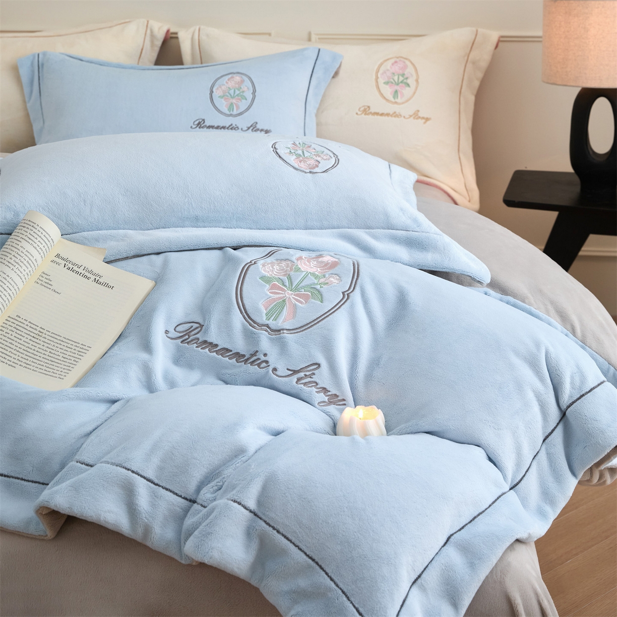 91家纺网 家纺一手货源 找家纺 梦幻之城 2025新款牛奶绒系列四件套-沁雅 沁雅-天空蓝+香草灰