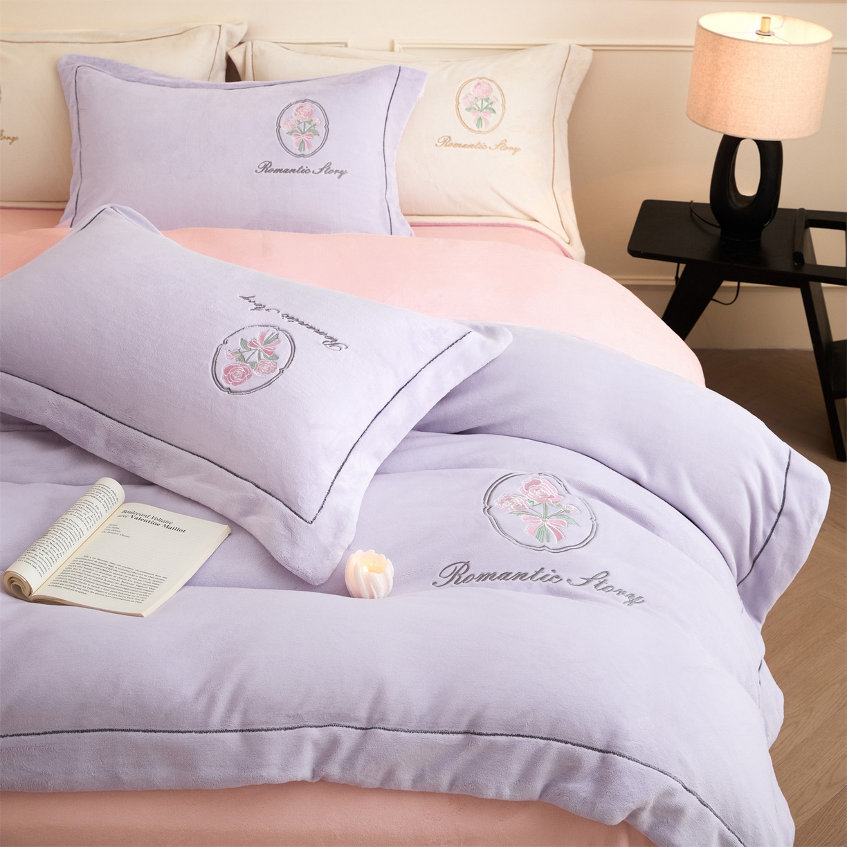 91家纺网 家纺一手货源 找家纺 梦幻之城 2025新款牛奶绒系列四件套-沁雅 沁雅-丁香紫+靓粉