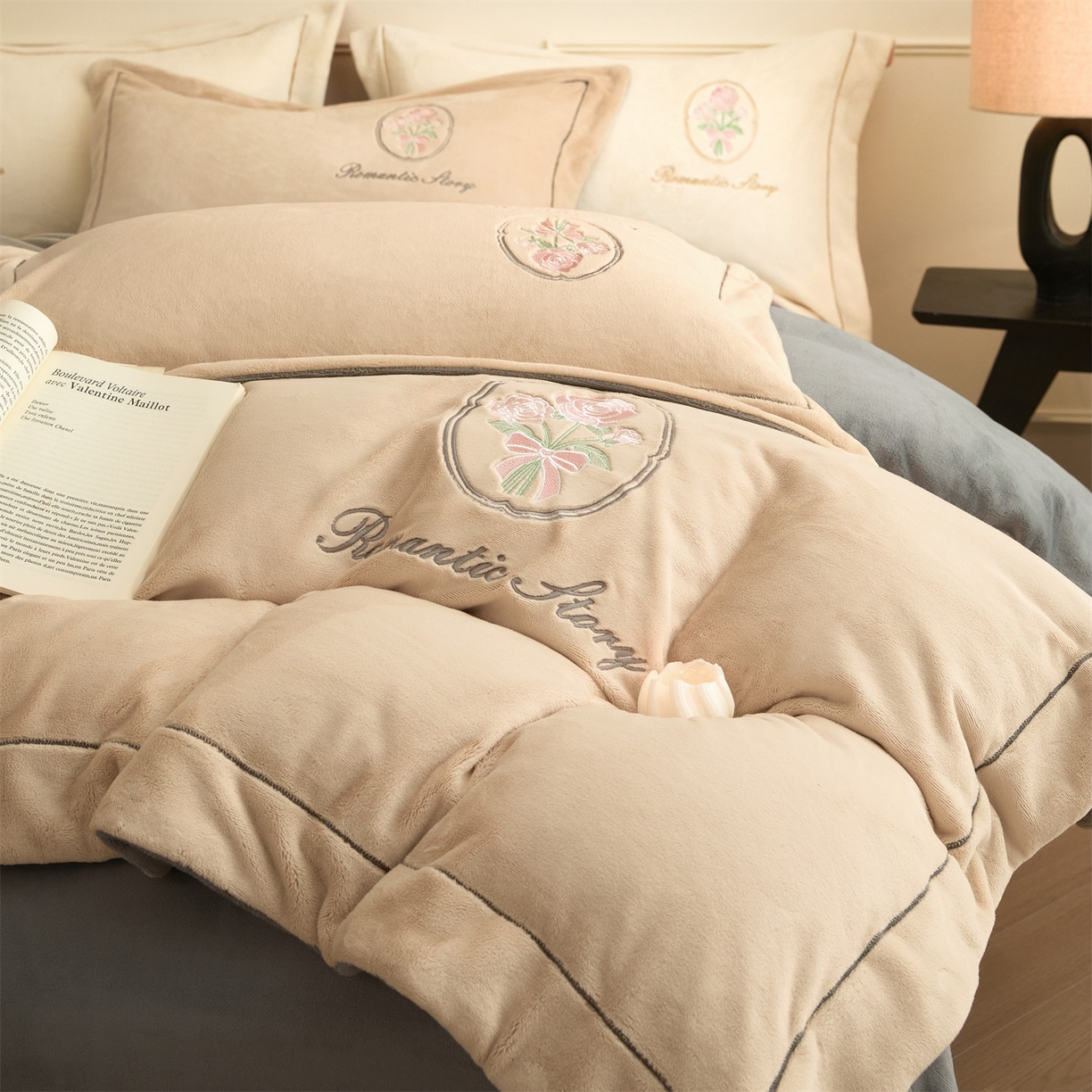 91家纺网 家纺一手货源 找家纺 梦幻之城 2025新款牛奶绒系列四件套-沁雅 沁雅-香槟色+经典灰