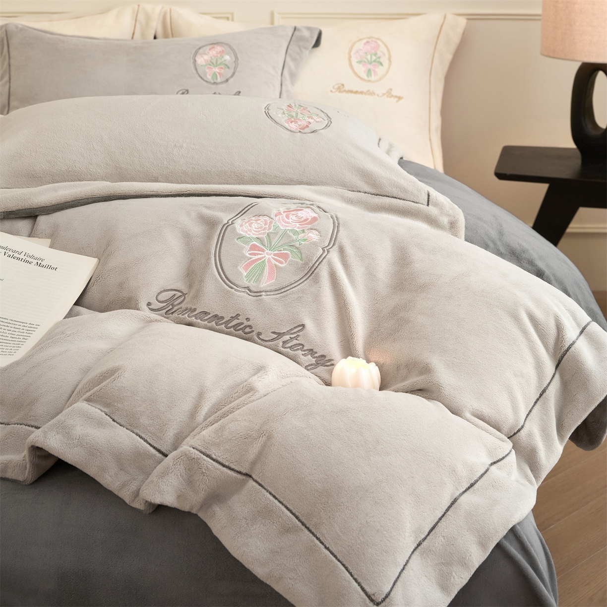 91家纺网 家纺一手货源 找家纺 梦幻之城 2025新款牛奶绒系列四件套-沁雅 沁雅-香草灰+经典灰