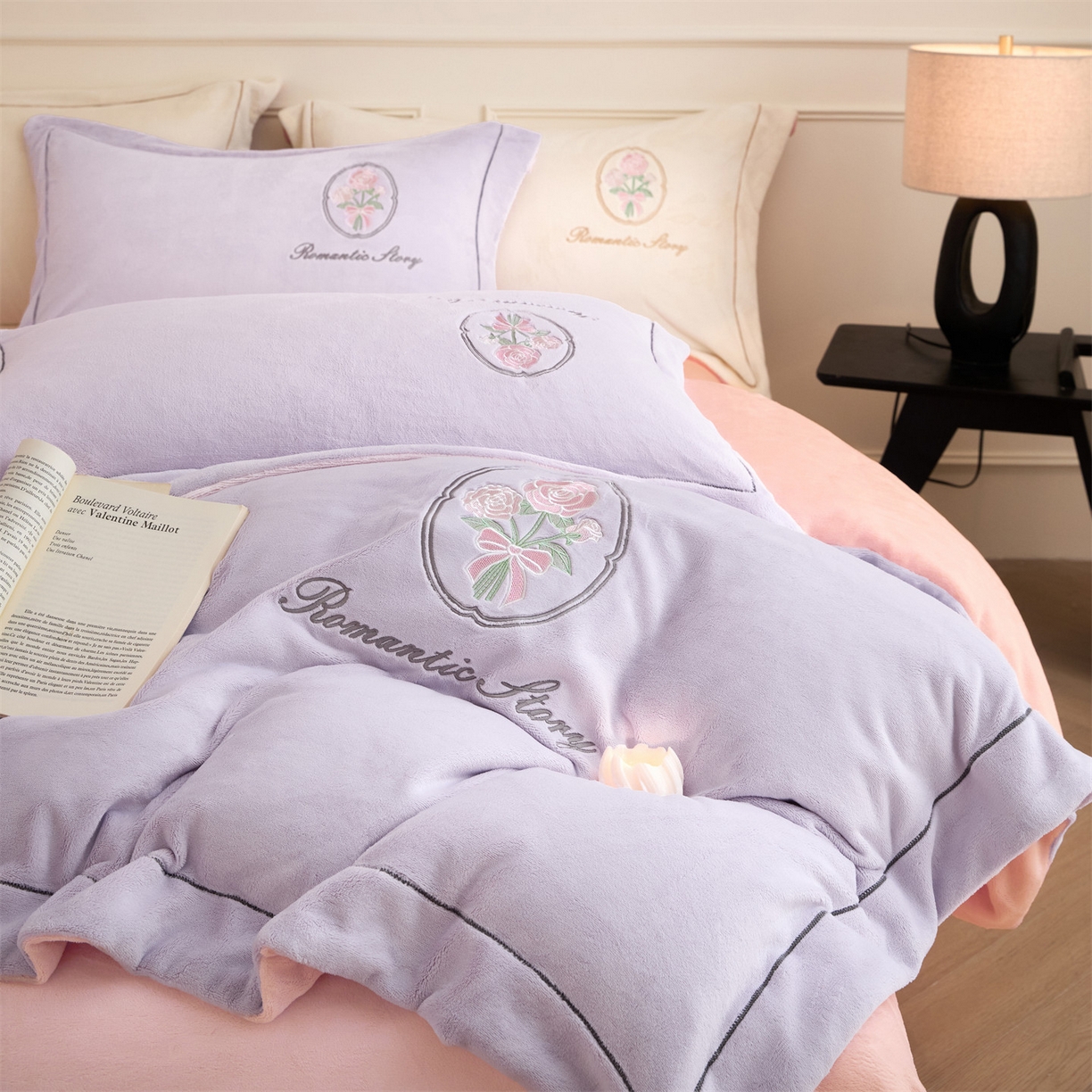 91家纺网 家纺一手货源 找家纺 梦幻之城 2025新款牛奶绒系列四件套-沁雅 沁雅-丁香紫+靓粉