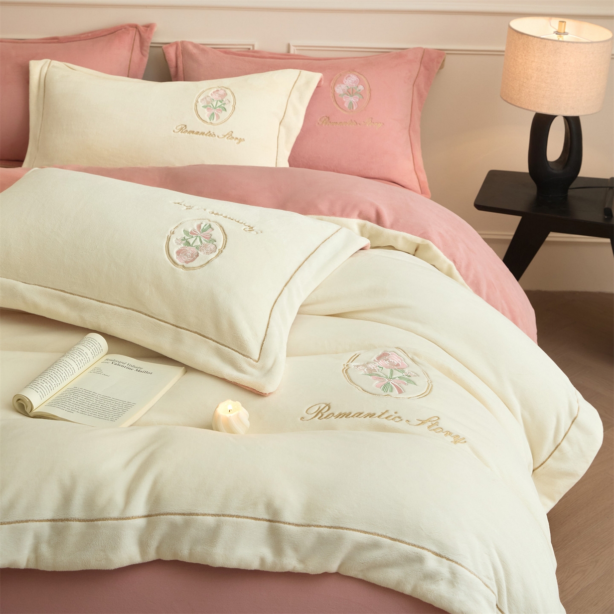 91家纺网 家纺一手货源 找家纺 梦幻之城 2025新款牛奶绒系列四件套-沁雅 沁雅-奶白+橙意粉