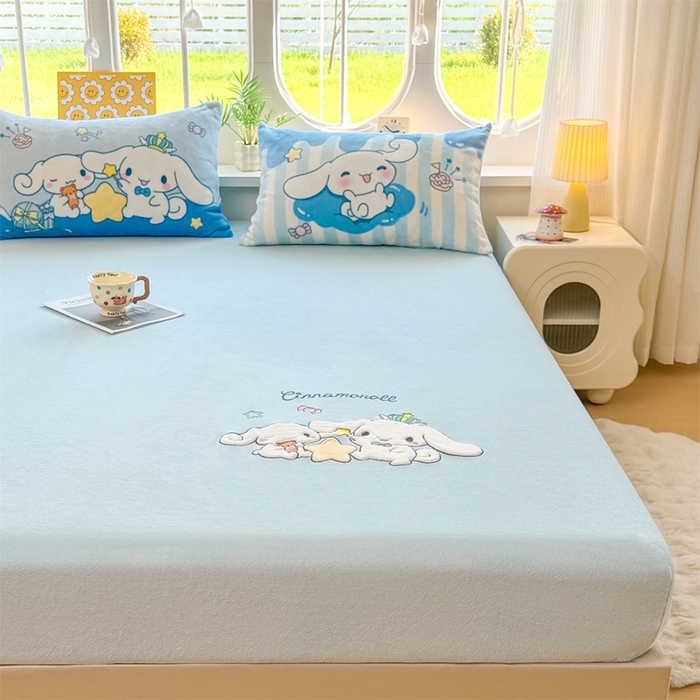 91家纺网 家纺一手货源 找家纺 雯豆家纺 正版授权IP纯色贴布绣牛奶绒床笠三件套加厚卡通床垫保护套 玉桂狗