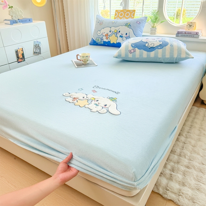 91家纺网 家纺一手货源 找家纺 雯豆家纺 正版授权IP纯色贴布绣牛奶绒床笠三件套加厚卡通床垫保护套 玉桂狗