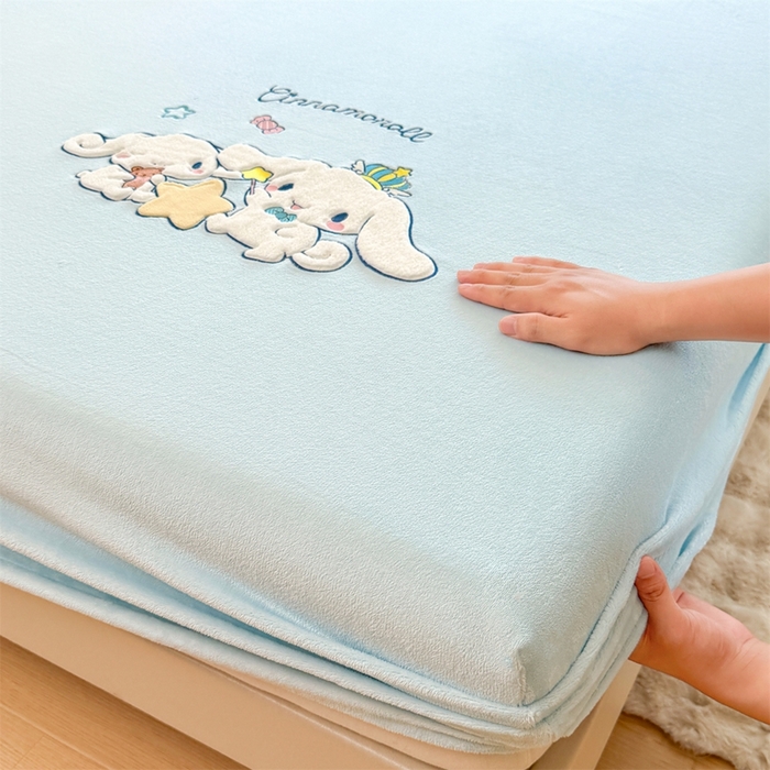 91家纺网 家纺一手货源 找家纺 雯豆家纺 正版授权IP纯色贴布绣牛奶绒床笠三件套加厚卡通床垫保护套 玉桂狗